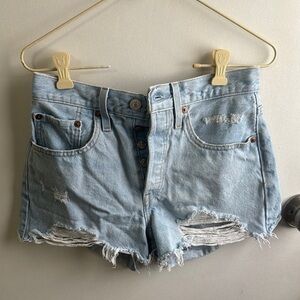 Women’s distressed light wash levi 501 denim jeans size 26